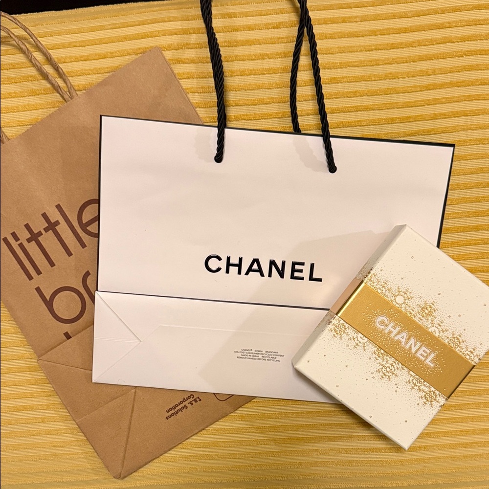 Chanel White and Gold Gift box with bag